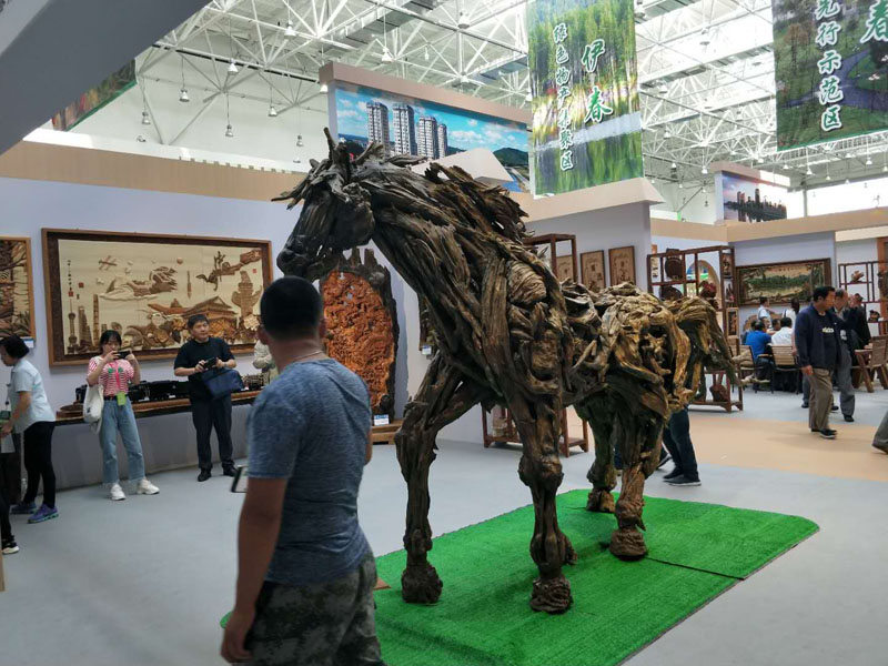 中国木艺之乡工艺品展区内精彩纷呈，以木艺文化，原生态艺术形式为精髓的木艺品精彩亮相，吸引参观者的目光1