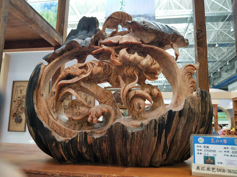 中国木艺之乡工艺品展区内精彩纷呈，以木艺文化，原生态艺术形式为精髓的木艺品精彩亮相，吸引参观者的目光2