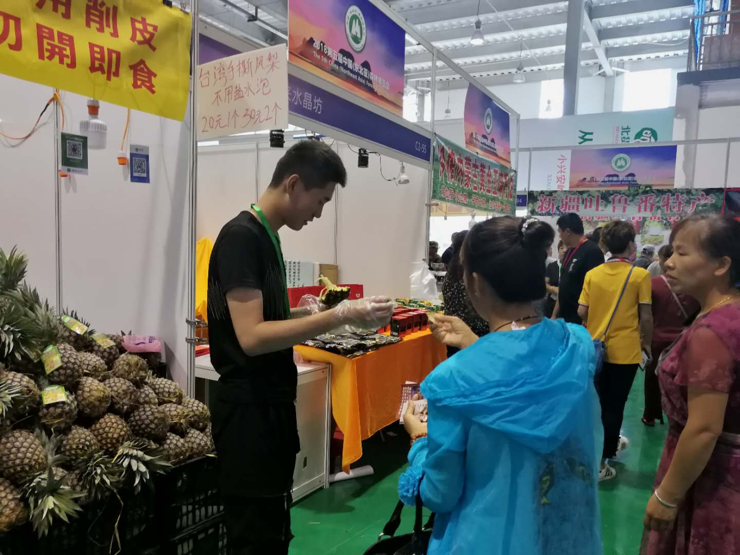 在东北亚及台湾食品展区,新鲜的手撕凤梨、芒果、甜橙等新鲜水果深受林都百姓的喜爱,大家相继品尝购买正1